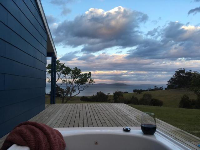 The Woolshed And Farmhouse Blue, Bruny Island Barnes Bay Екстер'єр фото